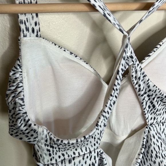 LULULEMON SMALL SIZE 4 WHITE AND BLACK WRAP IT UP TOP - Picture 7 of 8